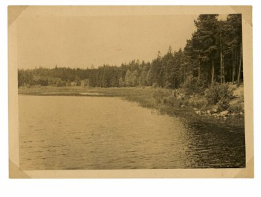 Gölün kıyısında