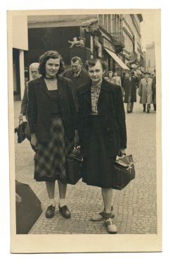 İki genç kadın.