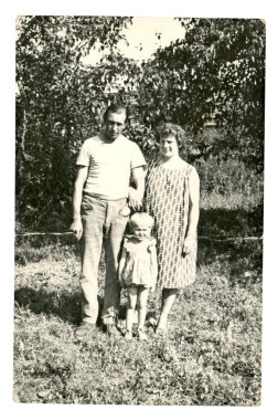 Orta yaşlı yaşlı meyve ağaçlarının altında bir çocukla evlendi.