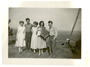 arkadaşlar - akordeon ile kız