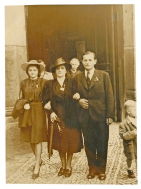 Aile kasabada bir yolda