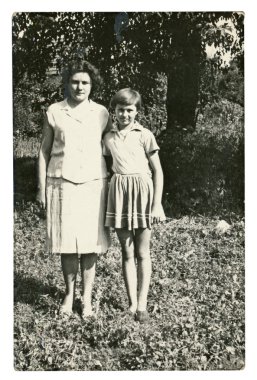 Anne ve kızının önünde bahçeleri
