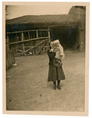 çocuk ve bahçede granny