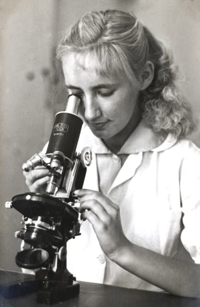 Η γυναίκα πίσω από το μικροσκόπιο — Φωτογραφία Αρχείου