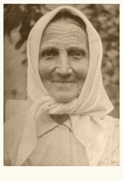 Portret van een oude vrouw — Stockfoto