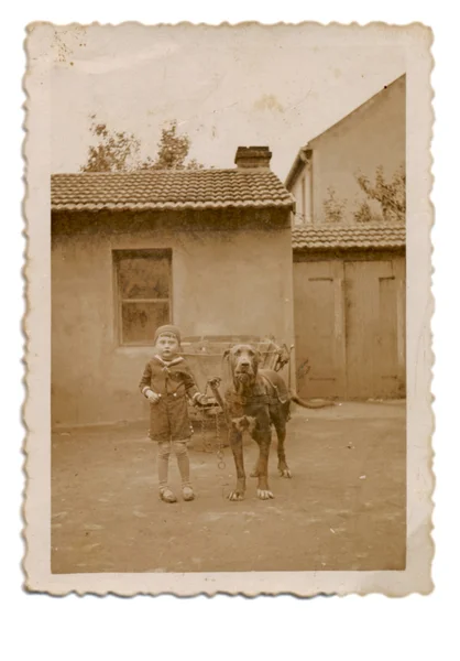 Kind und großer schwarzer Hund — Stockfoto