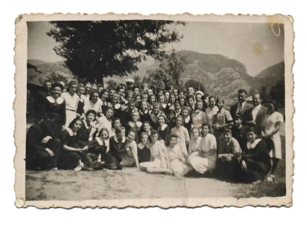 Grupo de mujeres jóvenes frente a las montañas — Foto de Stock