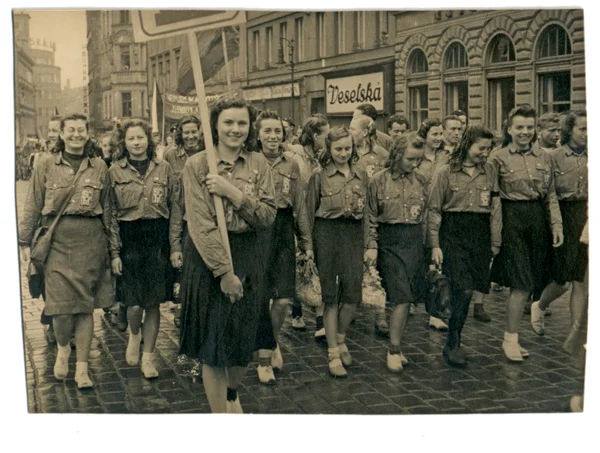 Groep van jonge vrouwen - parade op mei dag — Stockfoto