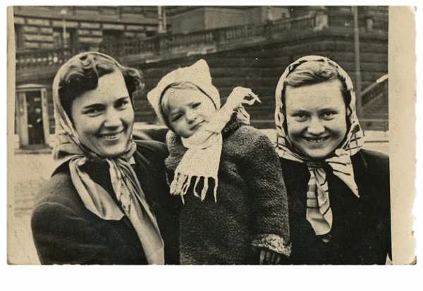 Jeune mère et son bébé — Photo