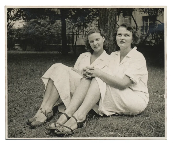 Twee jonge vrouwen — Stockfoto