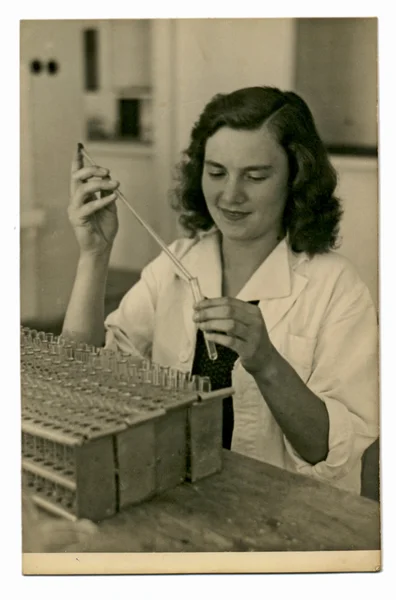 Mujer en el laboratorio — Foto de Stock