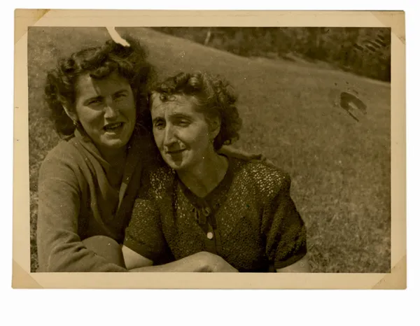 Twee jonge vrouwen — Stockfoto