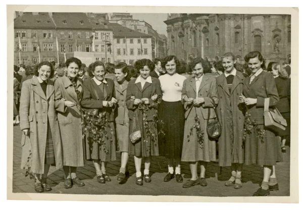 Skupina mladých žen před budovami — Stock fotografie