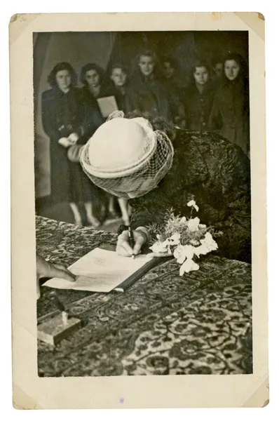 Jeune femme, mariée, à signer — Photo