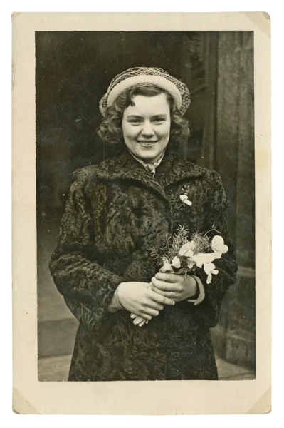 Jeune femme avec un bouquet de fleurs (Mariée ) — Photo