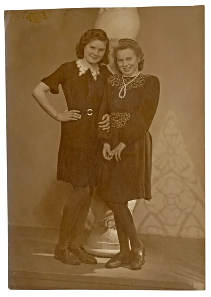 Δύο γυναίκες που παρουσιάζουν — Φωτογραφία Αρχείου
