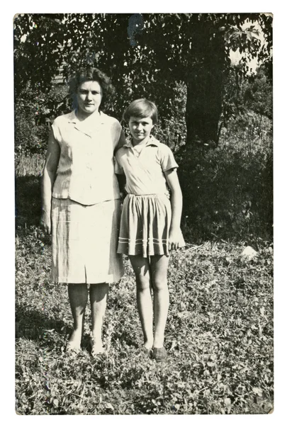 Mãe e sua filha na frente de pomares — Fotografia de Stock