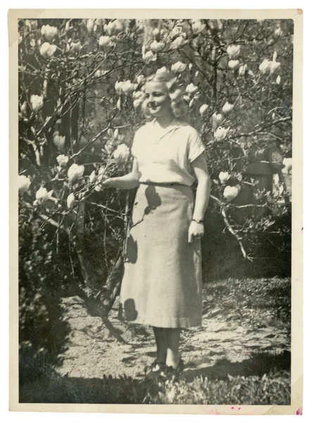 Mulher loira no jardim das rosas — Fotografia de Stock