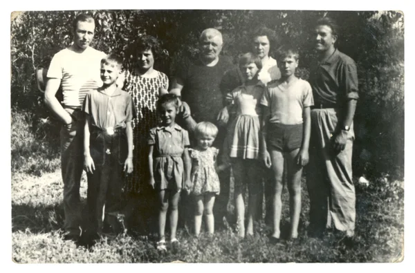 Kırsal yaz meyve bahçesi farklı yaş insanların aile fotoğrafları — Stok fotoğraf