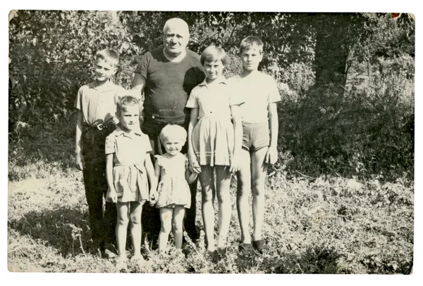 Fotografie di famiglia di persone di diverse età in un frutteto estivo rurale — Foto Stock