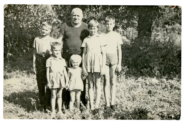 Familienfotos von Menschen unterschiedlichen Alters in einem ländlichen Sommergarten — Stockfoto