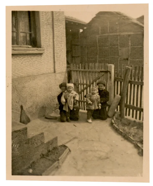 Niños en el patio — Foto de Stock