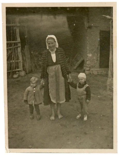 Kinderen en oma in de tuin — Stockfoto