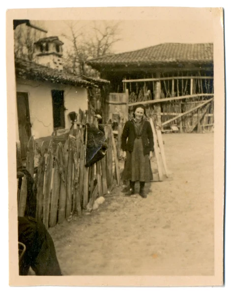 Nonna nel cortile sul retro — Foto Stock