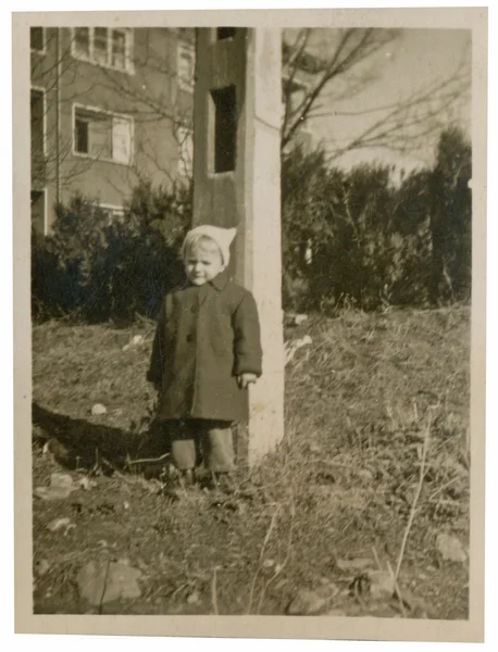 Ensam pojke på gården — Stockfoto
