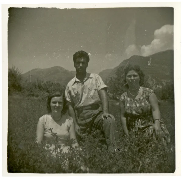 Dos mujeres y un hombre en las montañas — Stok fotoğraf
