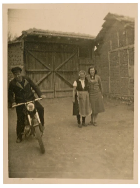 Gość na motocykl (przed dziewcząt) — Zdjęcie stockowe