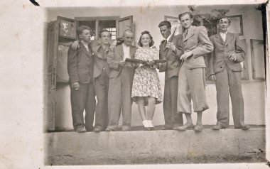 Bir grup genç insan (erkek ve kadın birlikte - köylüler)