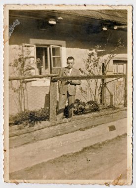 adam eski bir ev - verandada köylü
