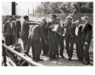 kutlama (sevinç) tren istasyonunda - bir grup insan dans, şarkı ve mızıka çalma