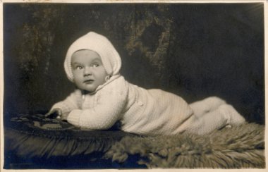 Bebek karnı üzerinde yalan