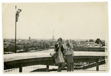 arkadaşlar - Paris iki genç kadın