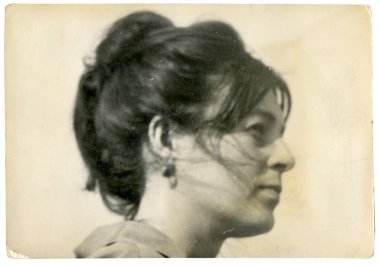partrait genç bir kadın - profil