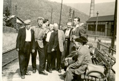 kutlama (sevinç) tren istasyonunda - bir grup insan dans, şarkı ve mızıka çalma