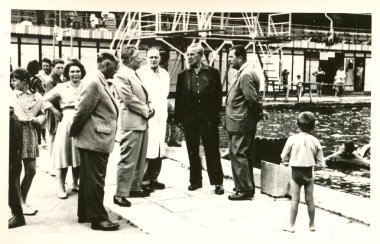 Grup (bir grup Antonin Novotny - Başkan Çekoslovakya biri yüzme havuzunda insan)