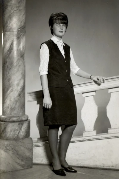 Mujer joven posando en la barandilla y la columna —  Fotos de Stock