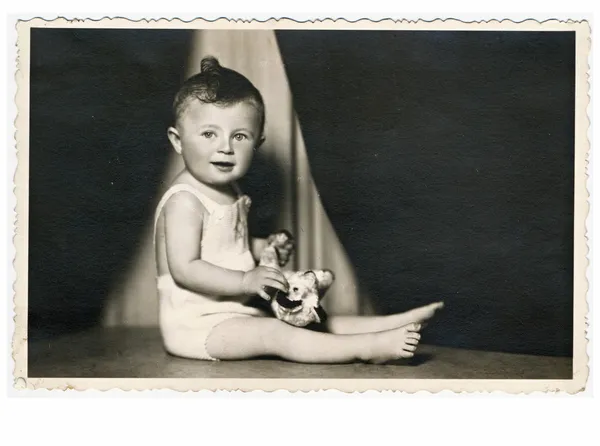Bebê sentado em um estúdio fotográfico — Fotografia de Stock