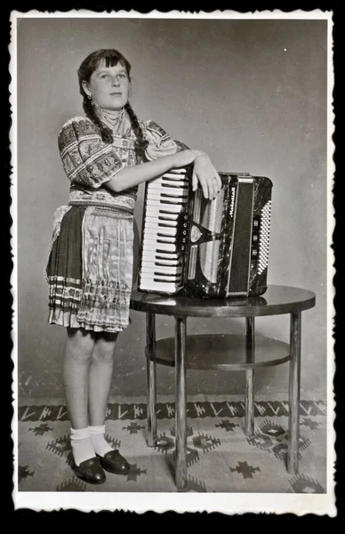 Tiener - meisje met accordeon — Stockfoto