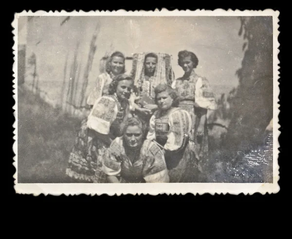 Друзья - Группа женщин в традиционных костюмах — стоковое фото