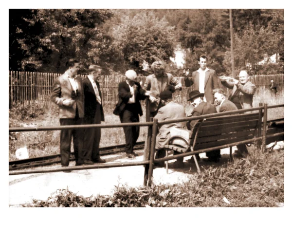 Celebrazione (Gioia) alla stazione ferroviaria - un gruppo di persone che balla, canta e suona l'armonica — Foto Stock