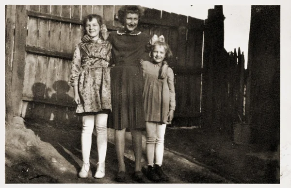 Friends - Three girls before the big wooden gate — Stock Photo, Image