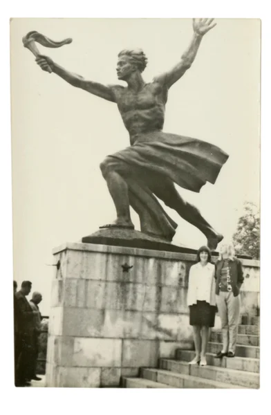 Monumento a la Victoria (y dos mujeres jóvenes ) — Foto de Stock