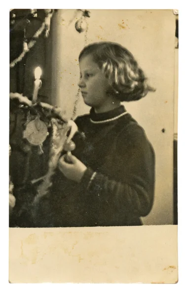 Девочка-подросток с ёлкой — стоковое фото