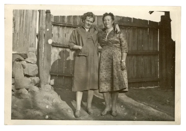 Vänner - två mitten äldre kvinnor — Stockfoto
