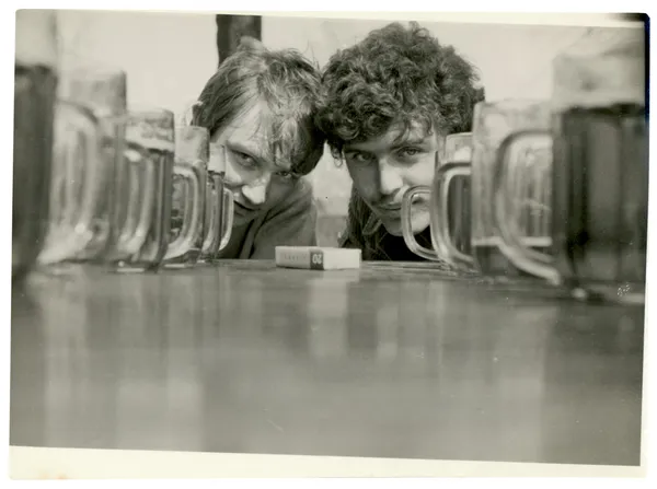 Jonge mannen in de pub — Stockfoto