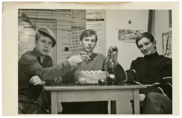 Jonge mannen in de pub — Stockfoto